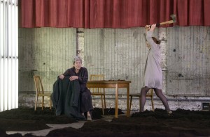 Elisabeth Orth und Christiane von Poelnitz in Ewald Palmetshofers "die unverheiratete". Eingeladen zum Theatertreffen 2015. Foto: Georg Soulek
