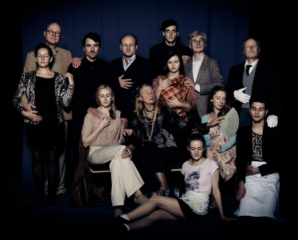 Väter und Söhne
von Brian Friel nach dem Roman von Iwan Turgenjew
Regie Daniela Löffner
Deutsches Theater, Berlin
Premiere am 12. Dezember 2015
www.deutschestheater.de
Regie Daniela Löffner
Bühne Regina Lorenz-Schweer
Kostüme Katja Strohschneider
Musikalische Einstudierung Katharina Debus, Ingo Schröder
Dramaturgie David Heiligers
Mit:
Marcel Kohler | Arkadij Nikolajitsch Kirsanow; Student
Alexander Khuon | Jewgenij Wasiljew Bazarow; Student
Helmut Mooshammer | Nikolaj Petrowitsch Kirsanow; Arkadijs Vater, Gutsbesitzer
Oliver Stokowski | Pawel Petrowitsch Kirsanow; Arkadijs Onkel, pensionierter Offizier
Bernd Stempel | Wasilij Iwanowitsch Bazarow; Jewgenijs Vater, pensionierter Militärarzt
Katrin Klein | Arina Wlasjewna Bazarow; Jewgenijs Mutter
Lisa Hrdina | Fenitschka Fedosja Nikolajewna; Nikolajs Geliebte
Franziska Machens | Anna Sergejewna Odinzowa; verwitwete Gutsbesitzerin
Kathleen Morgeneyer | Katerina Sergejewna; Annas Schwester
Elke Petri | Fürstin Olga; Annas Tante
Hanna Hilsdorf | Dunjascha; Dienstmädchen bei den Kirsanows
Markwart Müller-Elmau | Prokofjitsch; Kammerdiener bei den Kirsanows
Benjamin Radjaipour | Pjotr; Diener bei den Kirsanows / Fedka; Aushilfsdiener bei den Bazarows